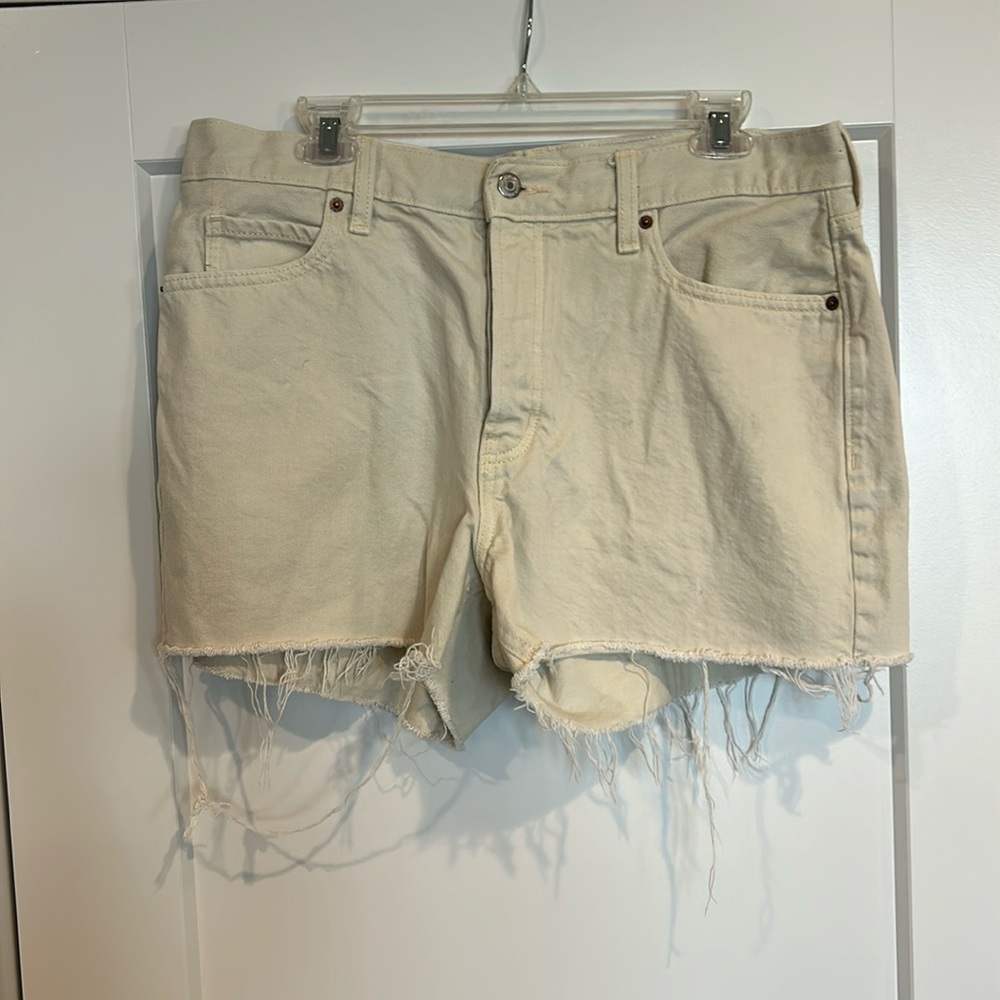 Old navy cream denim with pockets-brass detail.. High rise slouchy straight.